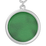 La peau vert clair de lézard mesure le collier
