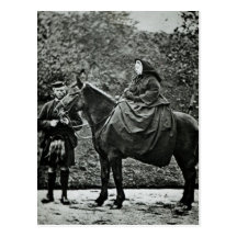 La Reine Victoria à cheval au Balmoral, 1863 Carte Postale