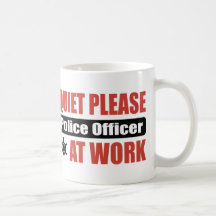 La tranquillité svp le policier au travail tasse