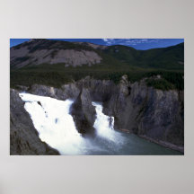 La Virginie tombe sur la rivière de Nahanni, NWT,  Posters