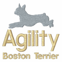 L'agilité Boston Terrier a brodé la chemise