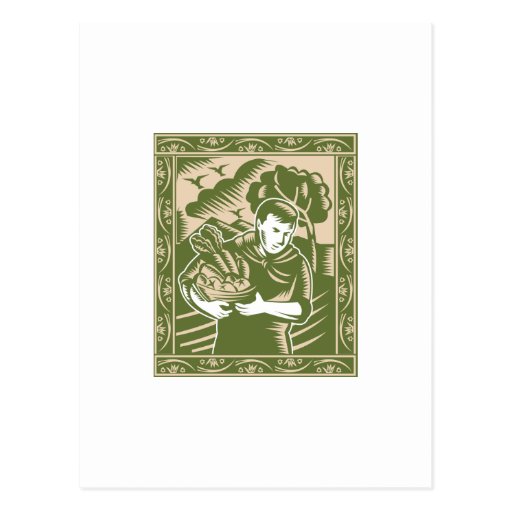 L'agriculteur organique avec la récolte de panier  carte postale