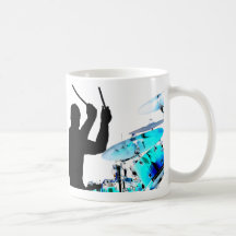 Le batteur colle dans des fûts invertis de bleu d' mugs