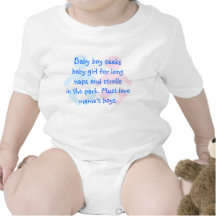 Le bébé cherche le T-shirt drôle de bébé