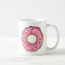Le beignet délicieux avec le glaçage et arrose tasse à café