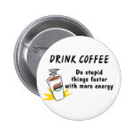 Le café de boissons font des choses stupides plus  badge