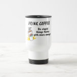 Le café de boissons font des choses stupides plus  tasse à café