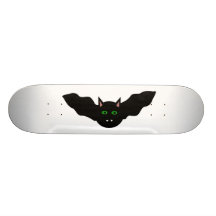 Le chat de vampire a fait face à la planche à roul