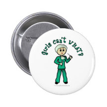 Le chirurgien féminin léger en vert frotte badges