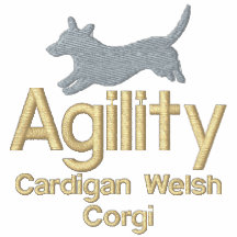 Le corgi de Gallois de cardigan d'agilité a brodé 