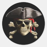 Le crâne de pirate de jolly roger autocollant rond