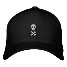 Le crâne et les os croisés ont brodé le chapeau casquettes de baseball brodées