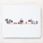 Le cru mignon accumule des livres de lecture tapis de souris