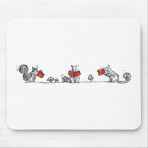 Le cru mignon accumule des livres de lecture tapis de souris