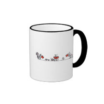 Le cru mignon accumule des livres de lecture tasse