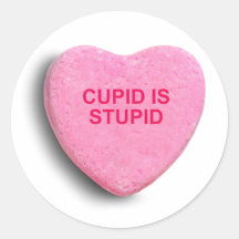 LE CUPIDON EST COEUR STUPIDE DE SUCRERIE AUTOCOLLANT ROND