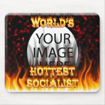 Le feu du monde et le marb de rouge de flammes soc tapis de souris