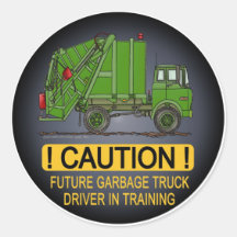 Le futur conducteur de vert de camion à ordures ba