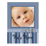 Le garçon barre le faire-part de naissance de phot carte postale
