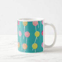 Le gâteau coloré saute sur le motif turquoise tasse