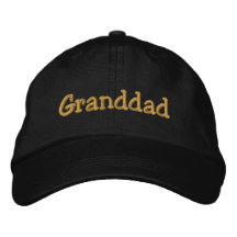 Le grand-papa a personnalisé le chapeau brodé de c