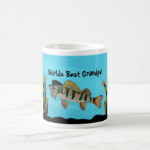 Le grand-papa bascule la tasse
