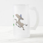 Le joueur de poker danse avec la tasse de bière d'