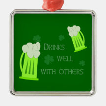 Le Jour de la Saint Patrick boit l'ornement bon