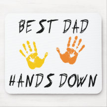 Le meilleur papa remet vers le bas le cadeau tapis de souris
