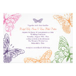 Le papillon pourpre embrasse le faire-part de mari invitations