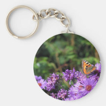 Le papillon sur le pourpre fleurit le keychain porte-clef