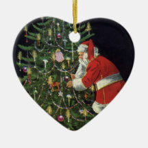 Le père noël allumant des bougies sur l'arbre de N Décorations De Noël