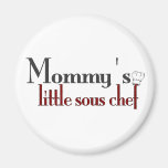 Le petit chef sous de la maman aimant