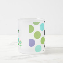 Le point de polka mignon fleurit la tasse