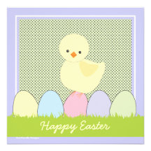 Le poussin mignon sur le pastel Eggs l'invitation 