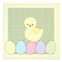 Le poussin mignon sur le pastel Eggs l'invitation 