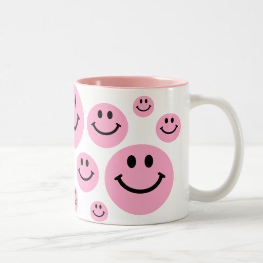 Le smiley rose fait face à la tasse