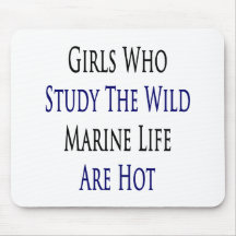 Les filles qui étudient l'espèce marine sauvage so tapis de souris