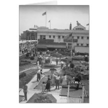Les gens jouant la vue élevée mini par golf B&W Cartes