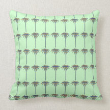 Les palmiers modèlent sur le coussin vert