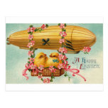 Les poussins volent dans un dirigeable carte postale