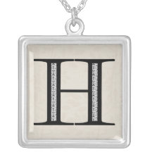 Lettre H - noir de damassé Collier