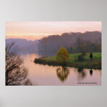 Lever de soleil pittoresque au-dessus de petit lac affiches