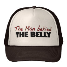 L'homme derrière le ventre casquettes