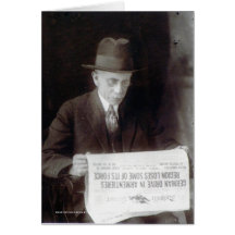 L'homme lit des nouvelles de guerre carte de vœux