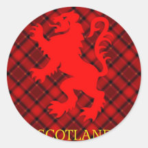 Lion rouge écossais effréné sur le tartan adhésif