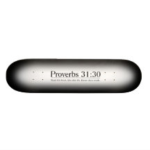 Lisez le 31:30 de proverbes de bible skateboard customisable