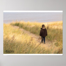 Little Boy marchant sur la plage Affiches