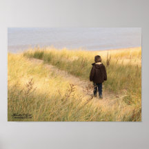 Little Boy marchant sur la plage Posters