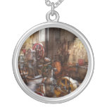 Machiniste - une salle complètement des souvenirs collier